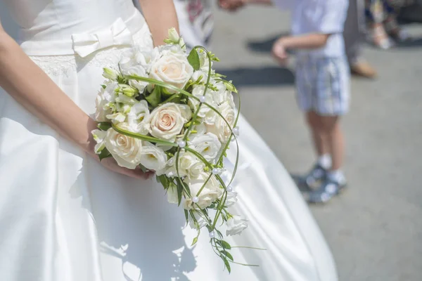 Tema Estilo Casamento Mãos Noivas Vestido Casamento Branco Mantêm Buquê — Fotografia de Stock