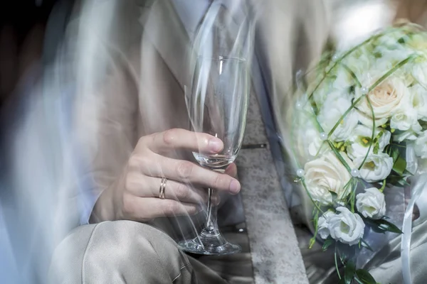 Tema Pernikahan Dan Gaya Tangan Pengantin Pria Memegang Segelas Sampanye — Stok Foto