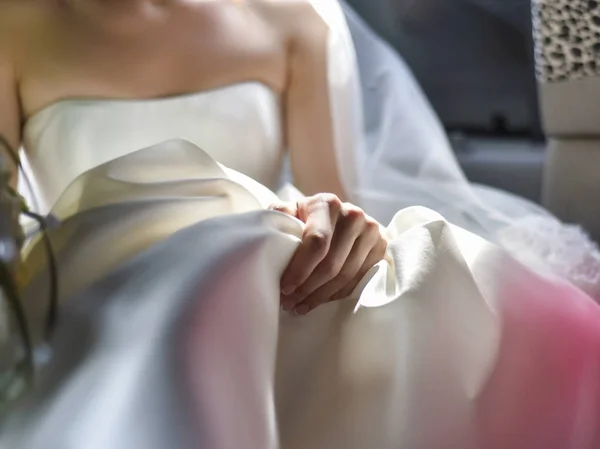 Svatební Téma Styl Nevěsty Ruce Leží Bílé Svatební Šaty — Stock fotografie