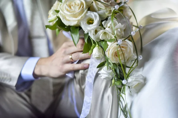 Düğün Tema Stil Gelin Damat Elleri Beyaz Güller Güzel Şık — Stok fotoğraf
