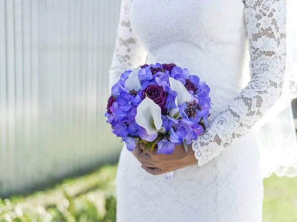 Bröllopstema Och Stil Vackert Bröllop Bukett Vita Och Blå Blommor — Stockfoto