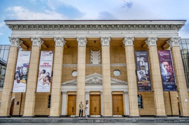 Nesnelerle güzel manzara. Güzel manzarası ve eski anıtsal yapı ve mavi gökyüzü gün güneşli yaz sütunlarla tiyatronun arka plan.