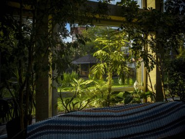 Nesnelerle güzel manzara. Güzel manzarası ve güneşli bir günde yeşil niteliğine Hut penceresinden arka plan.