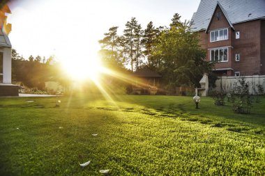 Nesnelerle güzel manzara. Güzel manzarası ve arka plan ev ve yazlık ve önünde, park arka ışık ve güneş güneşli yaz gününde.