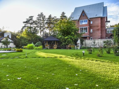 Nesnelerle güzel manzara. Güzel manzarası ve arka plan ev ve yazlık ve önünde, park güneşli yaz gününde.