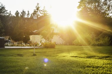 Nesnelerle güzel manzara. Güzel manzarası ve arka plan ev ve yazlık ve önünde, park arka ışık ve güneş güneşli yaz gününde.