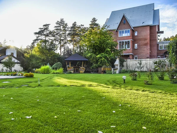 Nesnelerle güzel manzara. Güzel manzarası ve arka plan ev ve yazlık ve önünde, park güneşli yaz gününde.