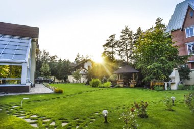 Nesnelerle güzel manzara. Güzel manzarası ve arka plan ev ve yazlık ve önünde, park güneşli yaz gününde.