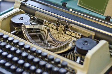 Güzel öğeler ve nesneleri retro tarzı. Güzel ve şık bir görünüm ve vintage ve yakın mesafeden gelen eski daktilo arka plan.