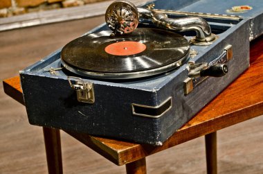 Güzel öğeler ve nesneleri retro tarzı. Güzel ve şık bir görünüm ve eski ve eski gramofon ve gramofon müzikal bir plaka ile arka plan.