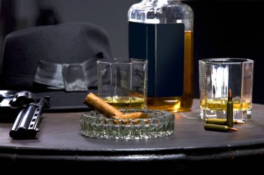 Güzel öğeler ve nesneleri retro tarzı. Viski, şapkalar, tabancalar erken yirminci yüzyılın Amerikan gangster öğelerinden güzel ve şık natürmort.