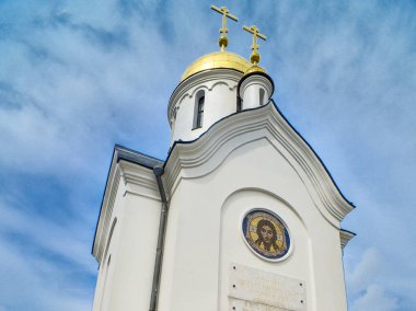 Güzel dini nesneler. Güzel ve muhteşem dini beyaz ve açık Tapınağı ve mavi gökyüzü bulutlu karşı kilise.