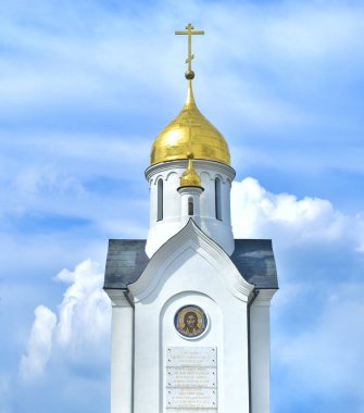 Güzel dini nesneler. Güzel ve muhteşem dini beyaz ve açık Tapınağı ve mavi gökyüzü bulutlu karşı kilise.