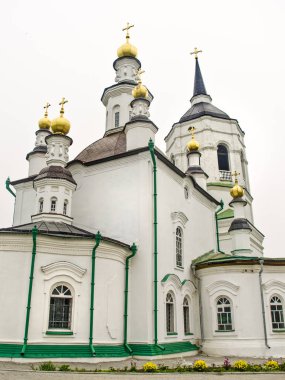 Güzel dini nesneler. Güzel ve muhteşem dini beyaz ve açık Tapınağı ve gökyüzüne karşı kilise.