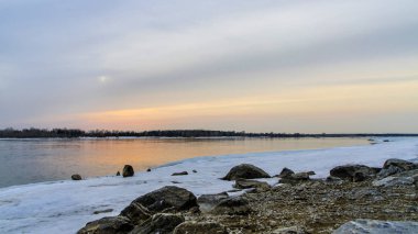 Doğanın güzel manzara. Güzel ve ilginç manzara, panorama ve mavi gökyüzü ve gün batımı veya gündoğumu bulutlara ormanıyla görünümünü.