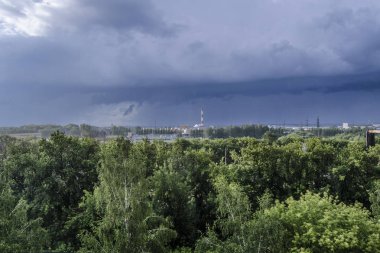 Doğanın güzel manzara. Güzel ve ilginç manzara, panorama ve mavi gökyüzü ve bulutlar ormanıyla görünümünü.