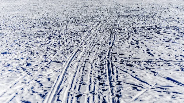 冬の風景と背景 美しく 興味深い風景や人や車の痕跡と雪に覆われたフィールドの表示 — ストック写真