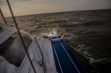Su Tema ve arka plan. Güzel ve ilginç manzara, panorama ve şişme Katamaran, gemi ve tekne bulutlu havalarda gün boyunca denizde görünümünü.