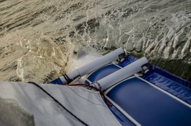 Su Tema ve arka plan. Su Tema ve arka plan. Güzel ve ilginç manzara, panorama ve şişme Katamaran, gemi ve tekne bulutlu havalarda gün boyunca denizde görünümünü.