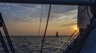 Güzel ve ilginç manzara, panorama ve şişme Katamaran görünümünü gemi ve denizde sabah veya akşam günbatımı veya bulutlu havalarda şafak tekne.