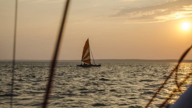 Güzel ve ilginç manzara, panorama ve şişme Katamaran görünümünü gemi ve denizde sabah veya akşam günbatımı veya bulutlu havalarda şafak tekne.