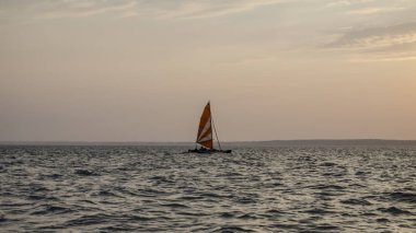 Güzel ve ilginç manzara, panorama ve şişme Katamaran görünümünü gemi ve denizde sabah veya akşam günbatımı veya bulutlu havalarda şafak tekne.