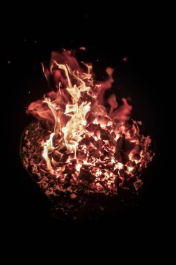 Siyah bir arka plan üzerinde ateş. Güzel ve ilginç görünümünü ateş, alev ve yangın alev ve ateş dilleriyle siyah veya koyu arka plan üzerinde.