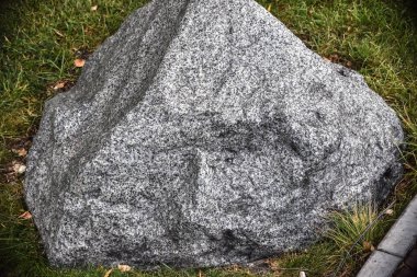 Güzel bahçeler ve Parklar. Güzel ve ilginç manzara ve görünüm ve yaz taş bir yüklemesiyle yaz yeşil park.
