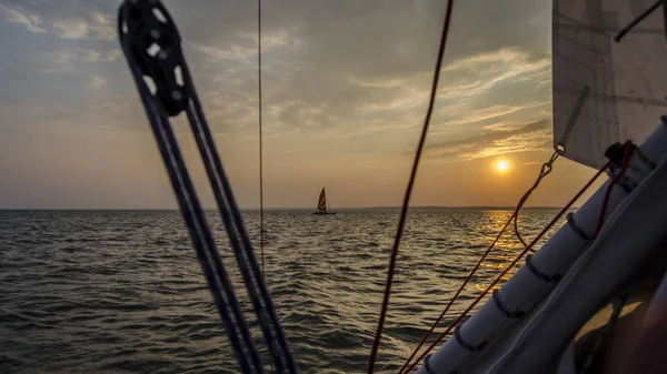 Güzel ve ilginç manzara, panorama ve şişme Katamaran görünümünü gemi ve denizde sabah veya akşam günbatımı veya bulutlu havalarda şafak tekne.