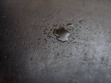 Yüzeyde su. Bir damla su ve karanlık tablo anlaşılmaz dokusu üzerinde düştü sıçraması.