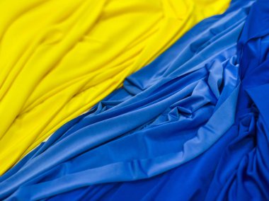 Ukrayna bayrağı buruşuk. Yalan ve kumaştan buruşuk Ukrayna bayrağı.