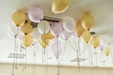 Balonlar iç. İç tavan birçok balon.