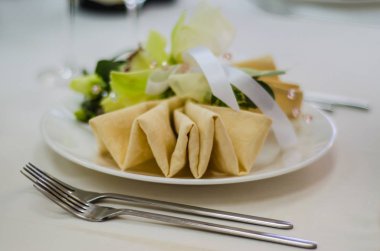 Güzel yemekler iç. Bir bıçak, bir kaşık ve bir tabak içinde iç bir kafe ve restoran ile güzel sofra.