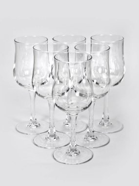 Soyutlama gözlük üzerinden... Güzel Sofra Restoran mutfak eşyaları çeşitli kombinasyonlarda beyaz ve açık arka plan üzerinde bir ilginç, yaratıcı tasarım ve formu ile.