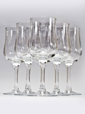 Soyutlama gözlük üzerinden... Güzel Sofra Restoran mutfak eşyaları çeşitli kombinasyonlarda beyaz ve açık arka plan üzerinde bir ilginç, yaratıcı tasarım ve formu ile.