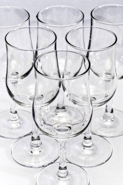 Soyutlama gözlük üzerinden... Güzel Sofra Restoran mutfak eşyaları çeşitli kombinasyonlarda beyaz ve açık arka plan üzerinde bir ilginç, yaratıcı tasarım ve formu ile.