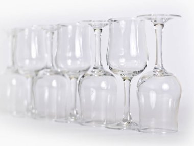 Soyutlama gözlük üzerinden... Güzel Sofra Restoran mutfak eşyaları çeşitli kombinasyonlarda beyaz ve açık arka plan üzerinde bir ilginç, yaratıcı tasarım ve formu ile.