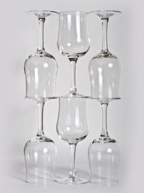 Soyutlama gözlük üzerinden... Güzel Sofra Restoran mutfak eşyaları çeşitli kombinasyonlarda beyaz ve açık arka plan üzerinde bir ilginç, yaratıcı tasarım ve formu ile.