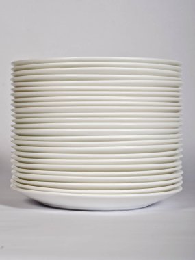 Güzel yemekler iç. Güzel Sofra Restoran mutfak eşyaları çeşitli kombinasyonlarda beyaz ve açık arka plan üzerinde bir ilginç, yaratıcı tasarım ve formu ile.