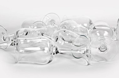 Soyutlama gözlük üzerinden... Güzel Sofra Restoran mutfak eşyaları çeşitli kombinasyonlarda beyaz ve açık arka plan üzerinde bir ilginç, yaratıcı tasarım ve formu ile.