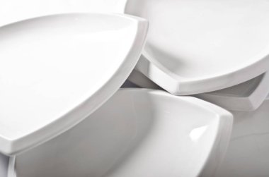 Soyutlama plakalar üzerinden... Güzel Sofra Restoran mutfak eşyaları çeşitli kombinasyonlarda beyaz ve açık arka plan üzerinde bir ilginç, yaratıcı tasarım ve formu ile.