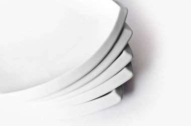 Soyutlama plakalar üzerinden... Güzel Sofra Restoran mutfak eşyaları çeşitli kombinasyonlarda beyaz ve açık arka plan üzerinde bir ilginç, yaratıcı tasarım ve formu ile.