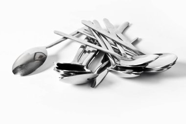 Soyutlama kaşık üzerinden. Güzel Sofra Restoran mutfak eşyaları çeşitli kombinasyonlarda beyaz ve açık arka plan üzerinde bir ilginç, yaratıcı tasarım ve formu ile.