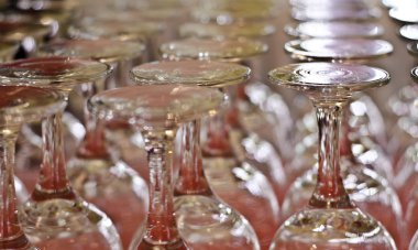 Güzel yemekler iç. Boş ve dolu bardak şarap üzerinde koyu veya açık arka planda iç kafe ve restoran ile güzel sofra.