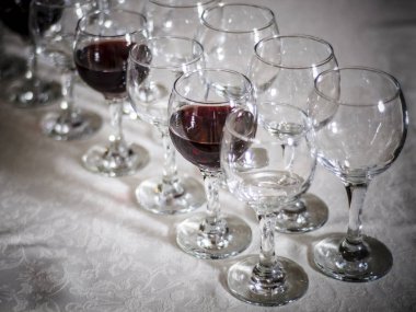 Güzel yemekler iç. Boş ve dolu bardak şarap üzerinde koyu veya açık arka planda iç kafe ve restoran ile güzel sofra.