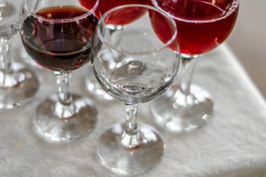 Güzel yemekler iç. Boş ve dolu bardak şarap üzerinde koyu veya açık arka planda iç kafe ve restoran ile güzel sofra.