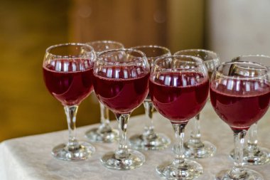 Güzel yemekler iç. Boş ve dolu bardak şarap üzerinde koyu veya açık arka planda iç kafe ve restoran ile güzel sofra.