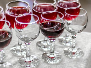 Güzel yemekler iç. Boş ve dolu bardak şarap üzerinde koyu veya açık arka planda iç kafe ve restoran ile güzel sofra.