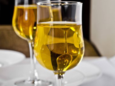 Sarı ışık SEK tablosu şarap ve şampanya bulaşıkları kafe, bar ve restoran hafif arka planı çerçevede bir bardak güzel sofra.