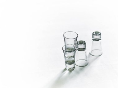 Güzel yemekler iç. Beyaz ve açık arka plan üzerinde güzel gözlük.